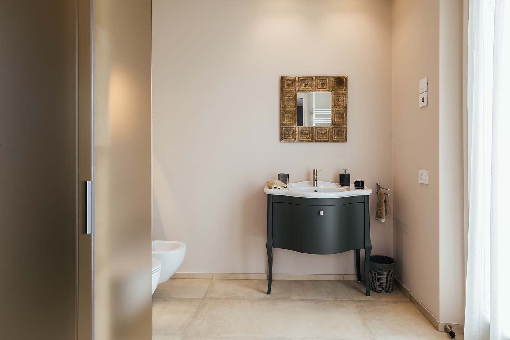 Bedroom-2-bathroom_Villa-Olivo_Photo-credit-Andrea-Volpini