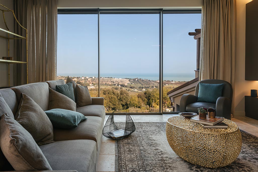 Entrance-Lounge_First-view-from-front-door_Villa-Olivo_Photo-credit-Andrea-Volpini-(1)