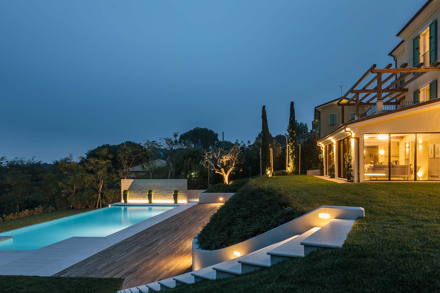 Side-view-of-villa-&-pool-at-night__Villa-Olivo_Photo-credit-Andrea-Volpini